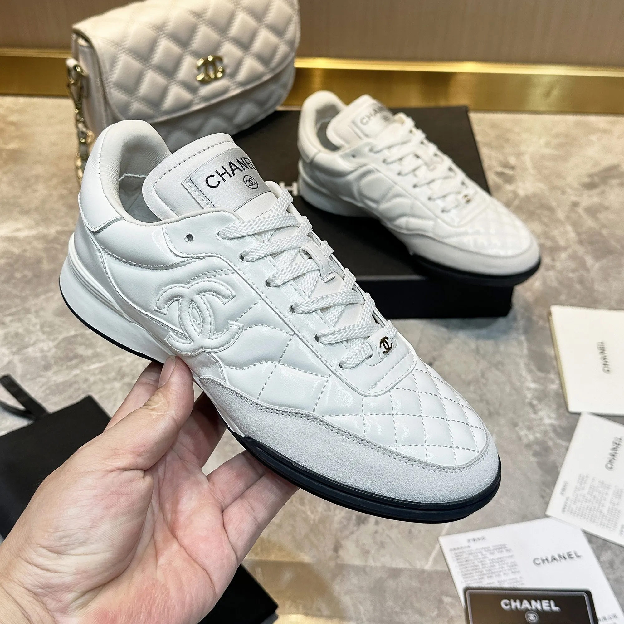 👟👟Ex-factory price 560👟👟 Chanel Chanel - 2024 counter top casual sports shoes This classic design; the upper is electro-embroidered with a variety of techniques; the outsole is fashionable and sporty; it is unusual to incorporate a variety of color matching elements... The diversified mix and match is very beautiful and versatile, casual, fashionable, sports and outdoor can be taken into account... ꫛꫀꪝ Go➫ Material: ❶Upper is made of: Original imported mixed-breed sheep ❷Inside made of: original imported breathable sheepskin ❸Outsole based on: original TPU outsole Full set of boutique packaging for women 35–41